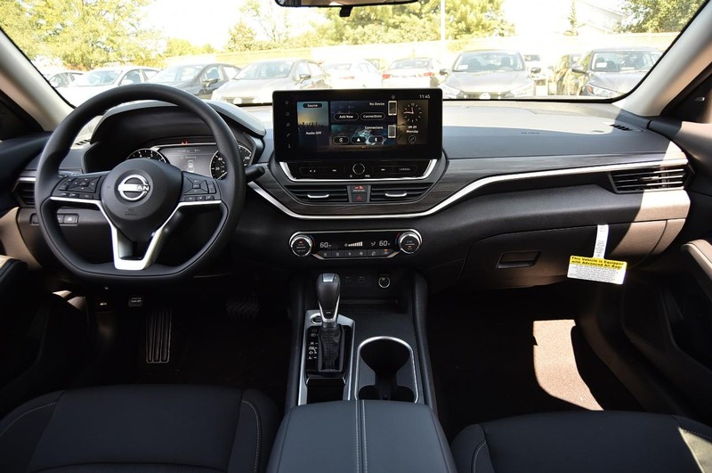 Nissan Altima Vehicle Image 08