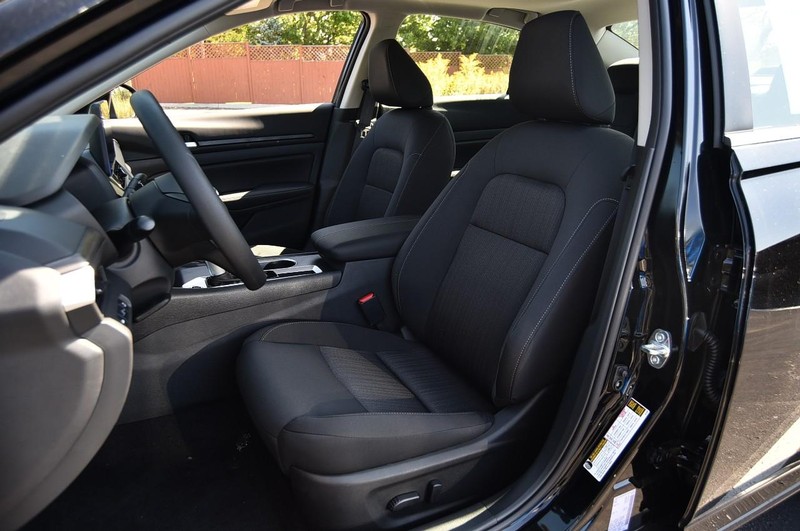 Nissan Altima Vehicle Image 19