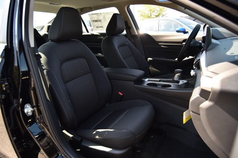 Nissan Altima Vehicle Image 20