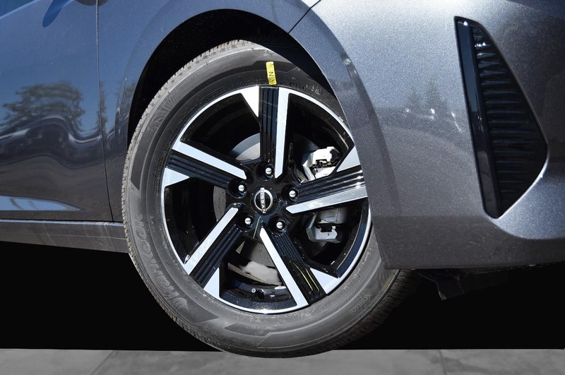 Nissan Sentra Vehicle Image 03