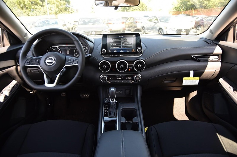Nissan Sentra Vehicle Image 08