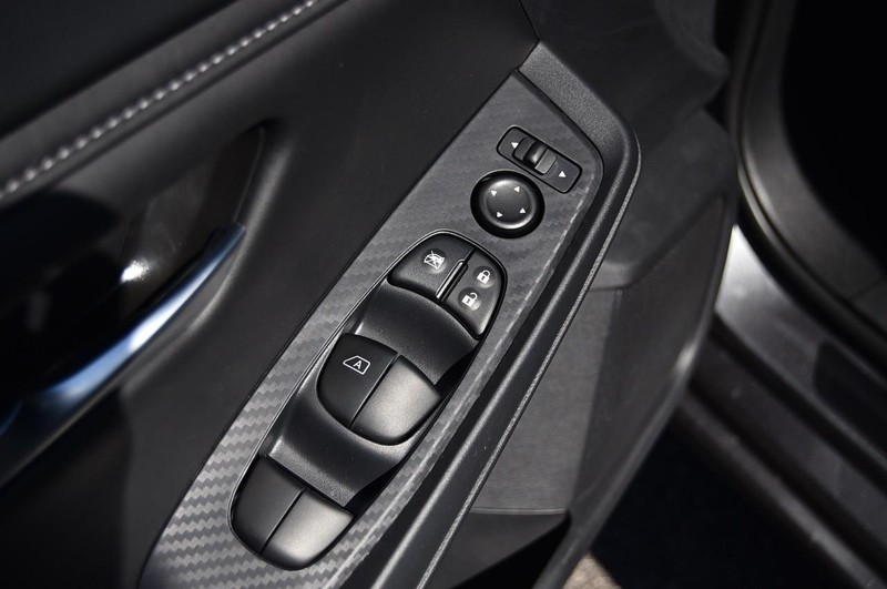 Nissan Sentra Vehicle Image 09