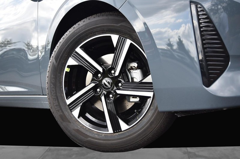 Nissan Sentra Vehicle Image 03