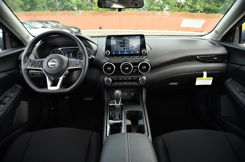 Nissan Sentra Vehicle Image 08