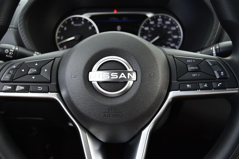 Nissan Sentra Vehicle Image 18