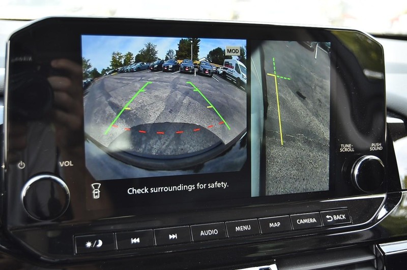 Nissan Pathfinder Vehicle Image 15