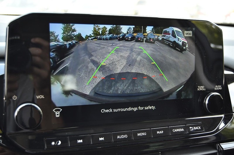 Nissan Pathfinder Vehicle Image 16