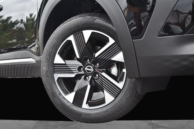 Nissan Kicks Vehicle Image 03