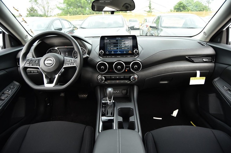 Nissan Sentra Vehicle Image 08