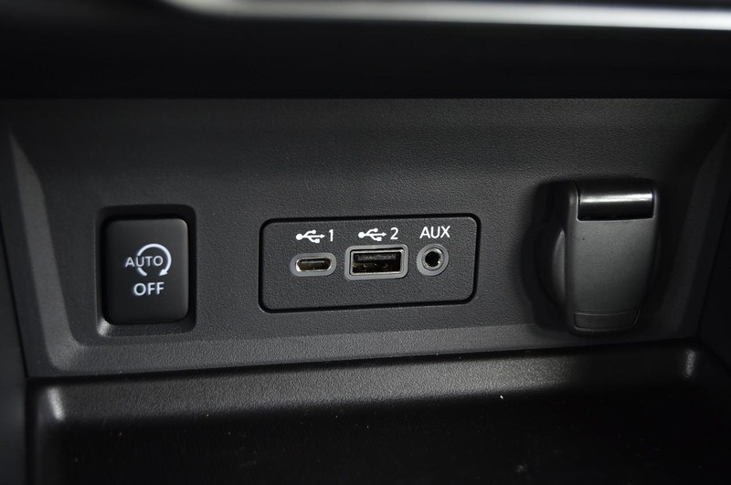 Nissan Sentra Vehicle Image 16