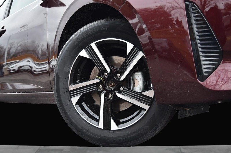 Nissan Sentra Vehicle Image 03