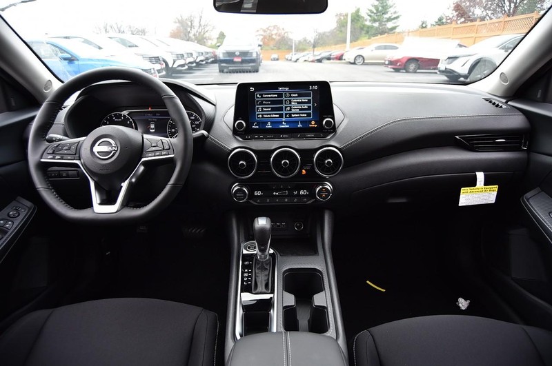 Nissan Sentra Vehicle Image 08