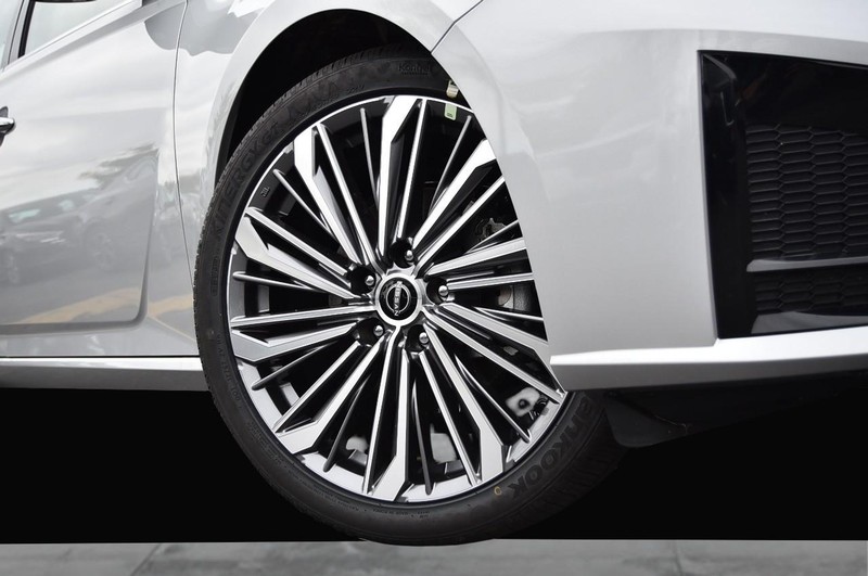 Nissan Altima Vehicle Image 03