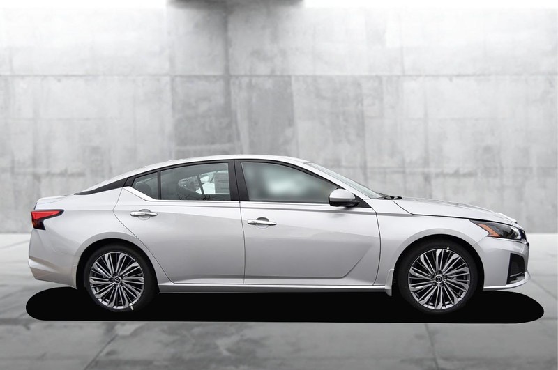 Nissan Altima Vehicle Image 05