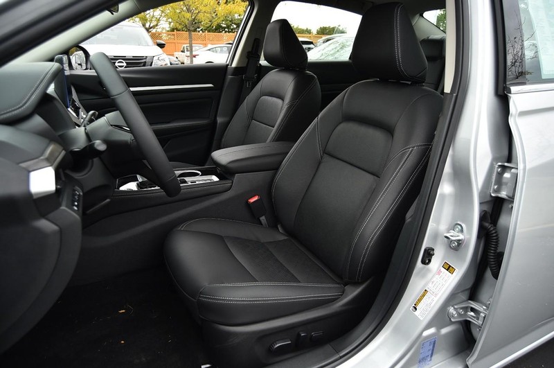 Nissan Altima Vehicle Image 22