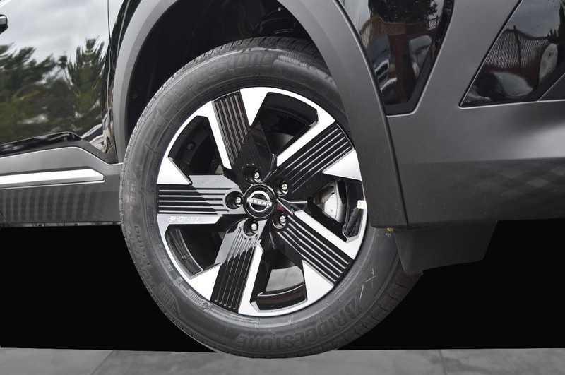 Nissan Kicks Vehicle Image 03