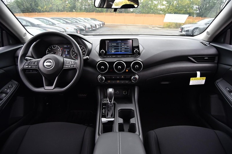 Nissan Sentra Vehicle Image 08