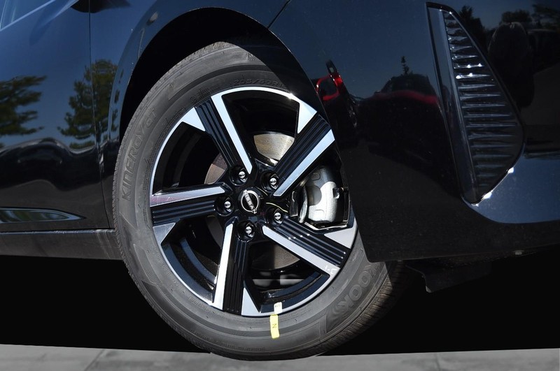 Nissan Sentra Vehicle Image 03