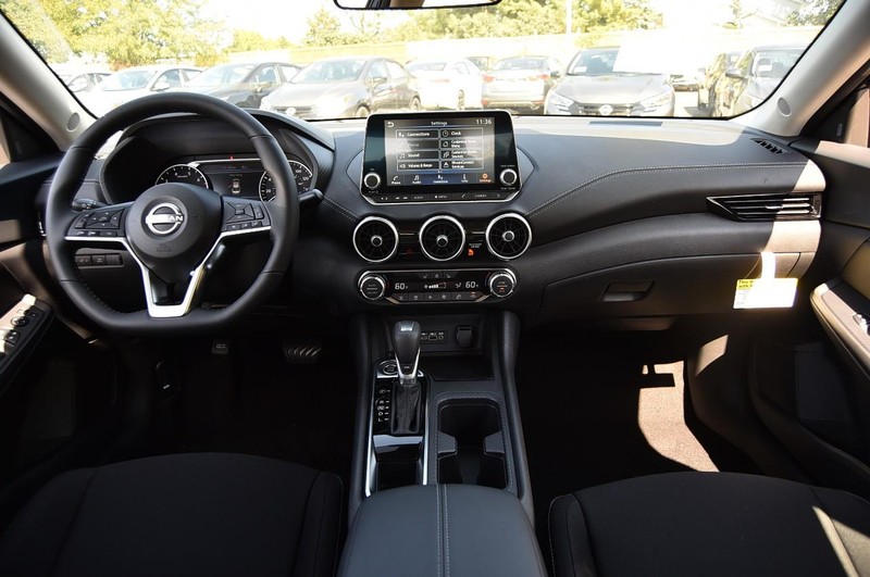 Nissan Sentra Vehicle Image 08