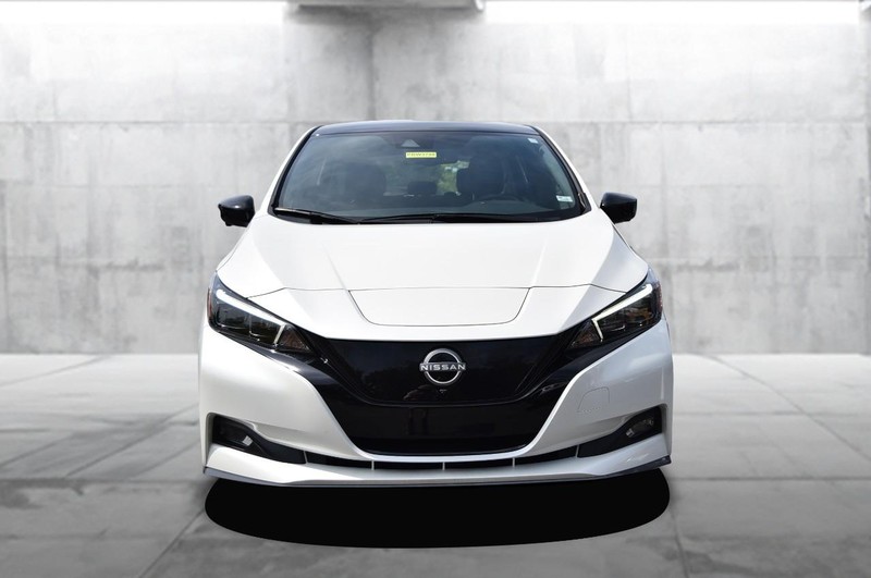 Nissan LEAF Vehicle Image 04