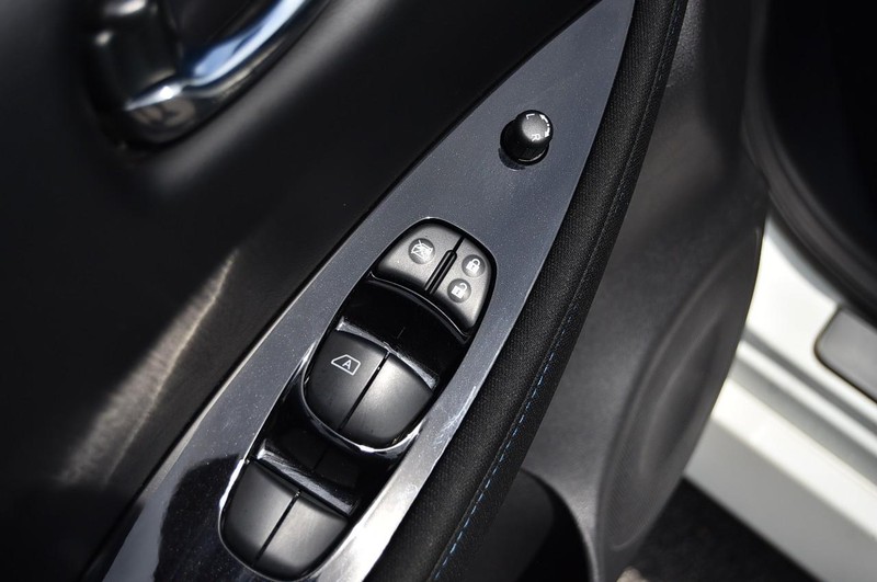 Nissan LEAF Vehicle Image 09
