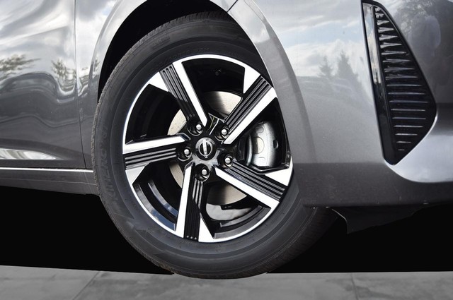 Nissan Sentra Vehicle Image 03