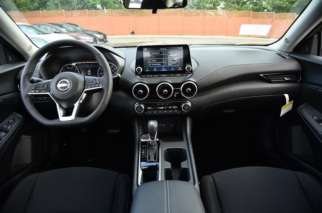 Nissan Sentra Vehicle Image 08