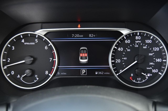 Nissan Sentra Vehicle Image 12