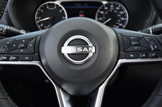 Nissan Sentra Vehicle Image 18