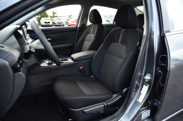 Nissan Sentra Vehicle Image 19