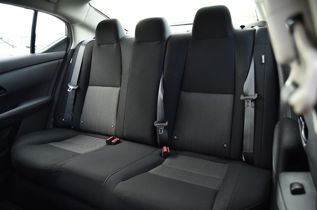 Nissan Sentra Vehicle Image 21