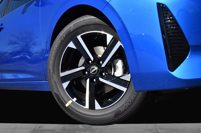 Nissan Sentra Vehicle Image 03