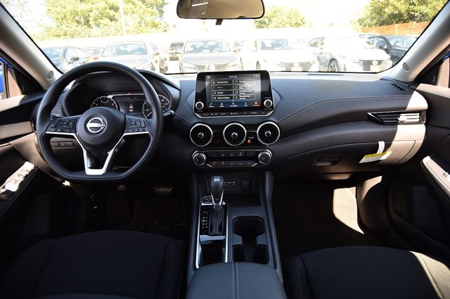 Nissan Sentra Vehicle Image 08