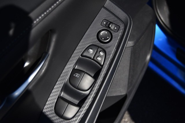 Nissan Sentra Vehicle Image 09