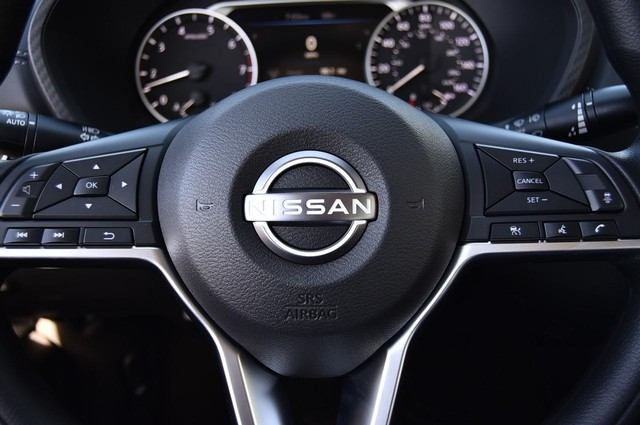 Nissan Sentra Vehicle Image 18