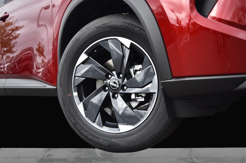 Nissan Rogue Vehicle Image 03