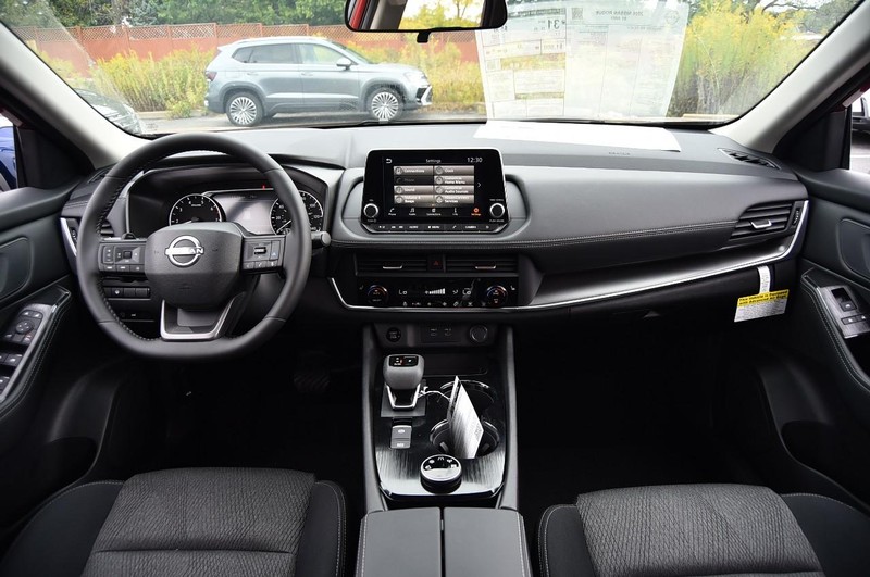 Nissan Rogue Vehicle Image 08