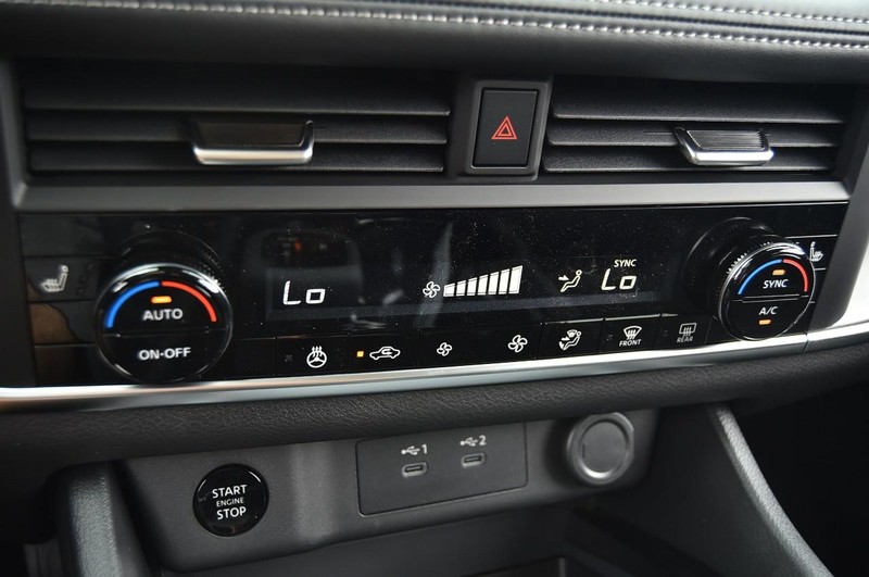 Nissan Rogue Vehicle Image 15