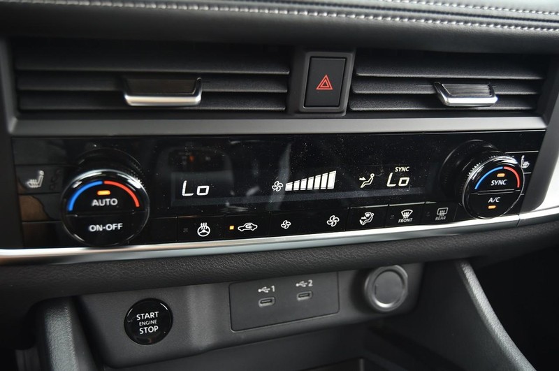 Nissan Rogue Vehicle Image 15