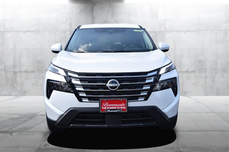 Nissan Rogue Vehicle Image 04