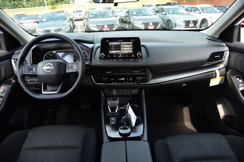 Nissan Rogue Vehicle Image 08