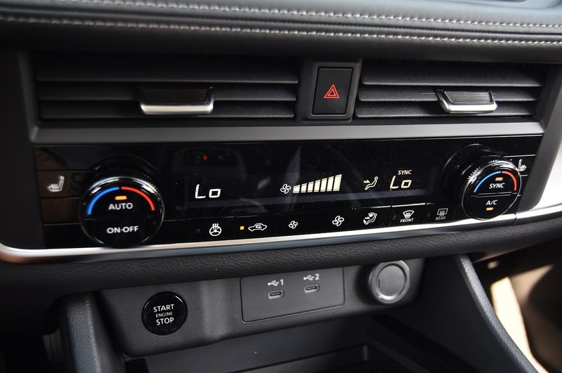 Nissan Rogue Vehicle Image 15