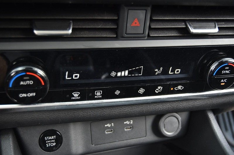 Nissan Rogue Vehicle Image 15