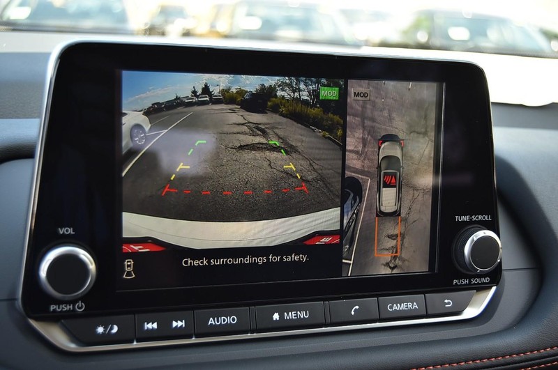 Nissan Rogue Vehicle Image 14