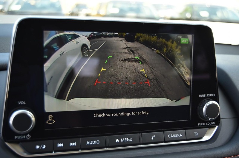 Nissan Rogue Vehicle Image 16