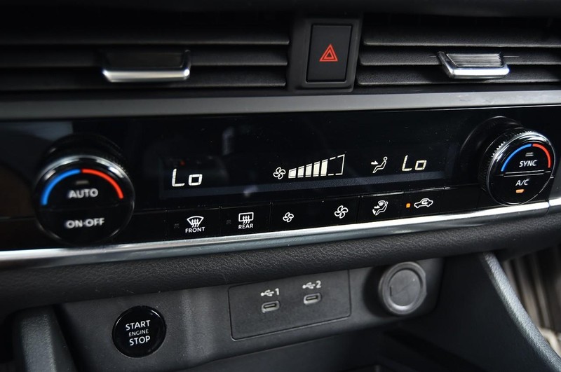 Nissan Rogue Vehicle Image 15