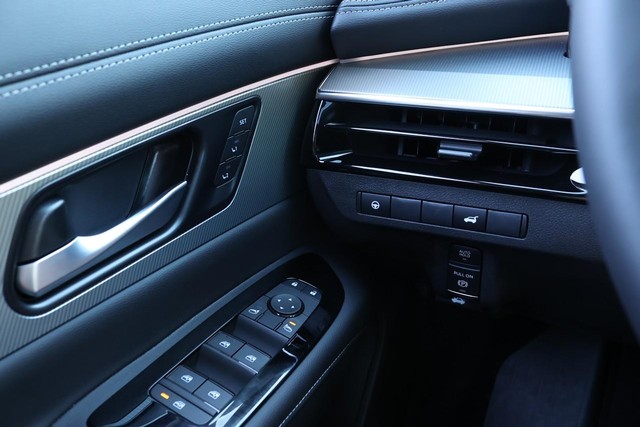 Nissan Murano Vehicle Full-screen Gallery Image 15