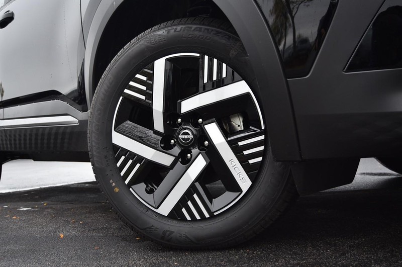Nissan Kicks Vehicle Image 03