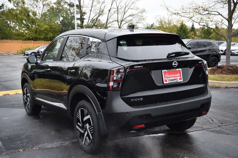Nissan Kicks Vehicle Image 07