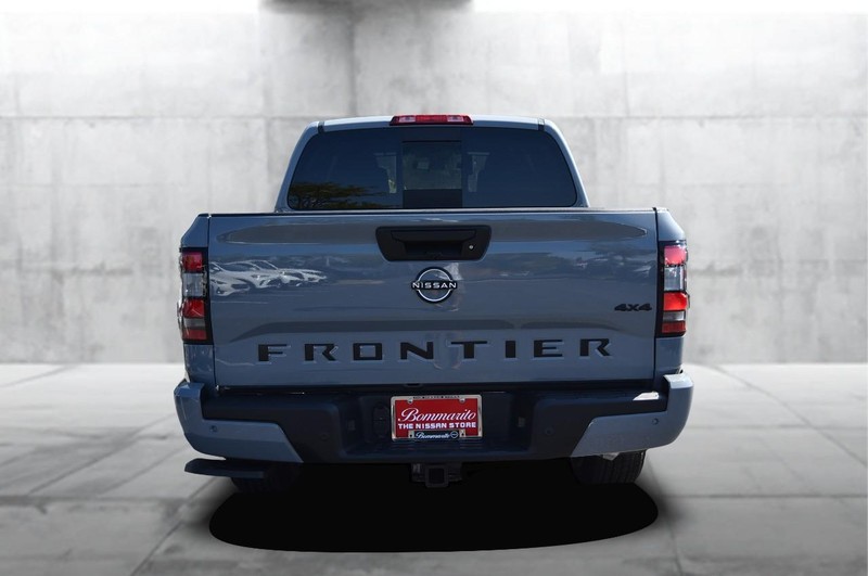 Nissan Frontier Vehicle Full-screen Gallery Image 6